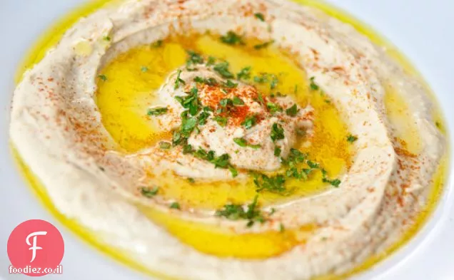 חומוס עם בצל מקורמל