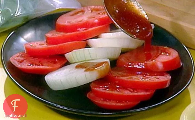 סלט בצל עגבניות ווידליה עם רוטב סטייק