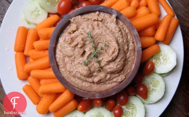 מטבל שעועית Fava עם שום קלוי ויוגורט