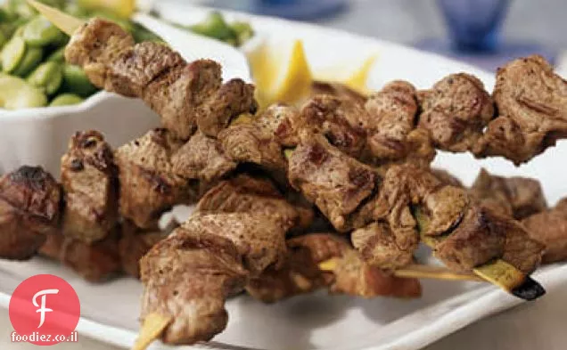 שיפודי כבש בגריל עם סלט שעועית Fava חם