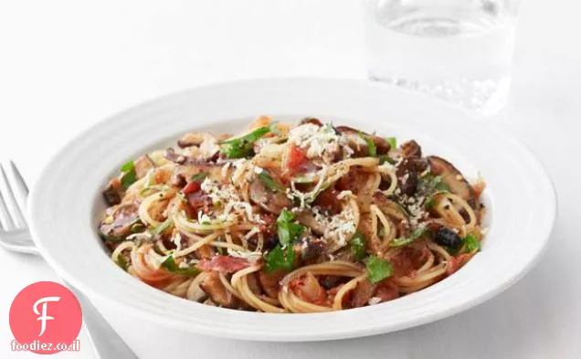 Spaghettini עם בייקון, פטריות ועשבי תיבול