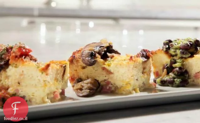 תבשיל ארוחת בוקר מתובל עם שלושה תוספות: ריבת פטריות ובצל, עגבניות ופסטו וסלסה שעועית שחורה אבוקדו