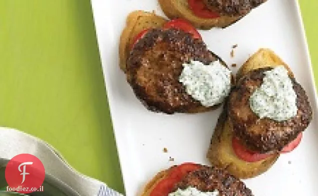 המבורגרים פתוחים עם רוטב חזרת ושעועית ירוקה