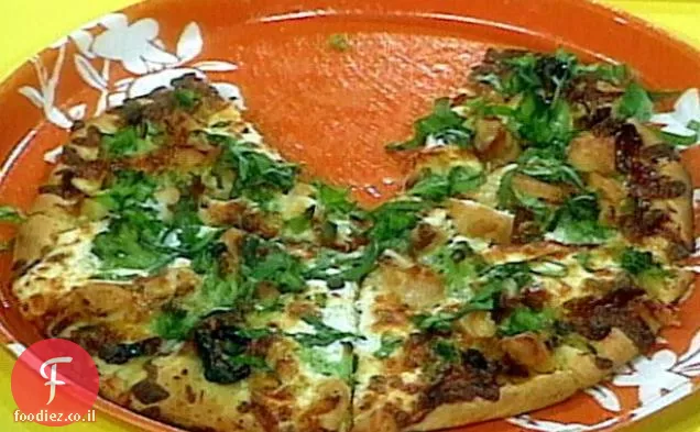 הפיצה היחידה שאי פעם תרצה שוב: עוף, עגבניות מיובשות בשמש, ברוקולי, ריקוטה, מוצרלה ובזיליקום