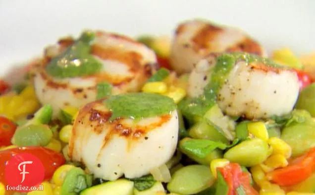Succotash עם צדפות בגריל טפטוף פטרוזיליה