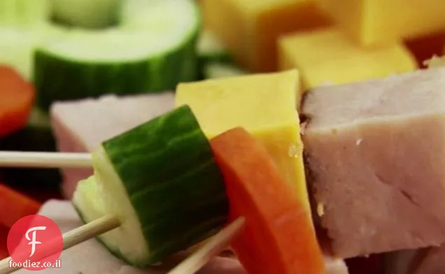 Kiddie Kabobs עם טורקיה, עגבניות, גזר ומלפפון