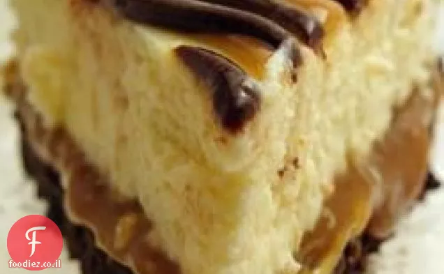 עוגת גבינה עם קרמל בראוני