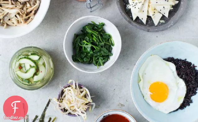 Bibimbap עם טופו וירקות כבושים