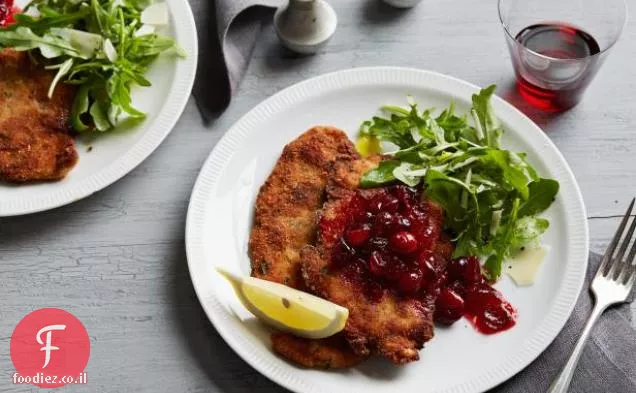 Scallopine הודו Milanese עם רוטב חמוציות חרדל