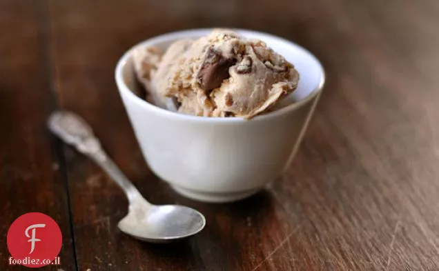 גלידת חמאת בוטנים עם Min מצופה שוקולד של טריידר ג'ו