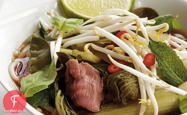 מרק אטריות בקר וייטנאמי עם ירקות אסייתיים