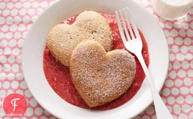 פנקייק מחיטה מלאה בצורת לב עם רוטב תות