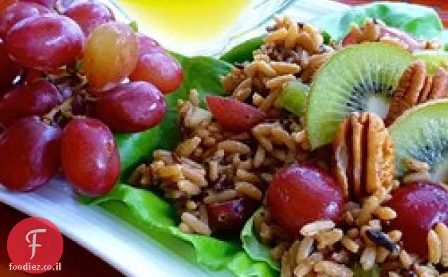 סלט אורז בר אגוזי עם קיווי וענבים אדומים