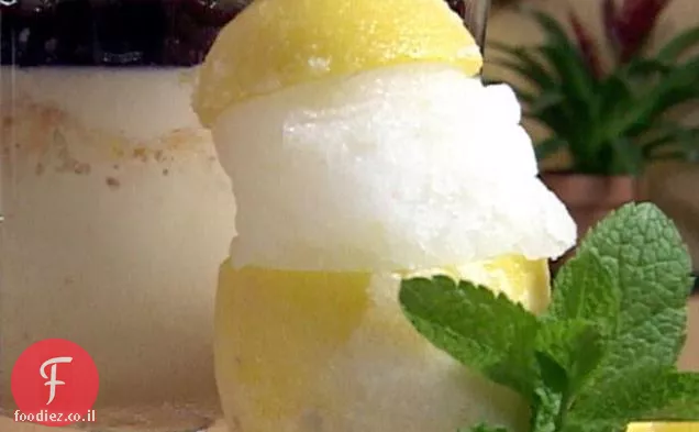 קרח לימון-ג'ינג'ר בכוסות לימון