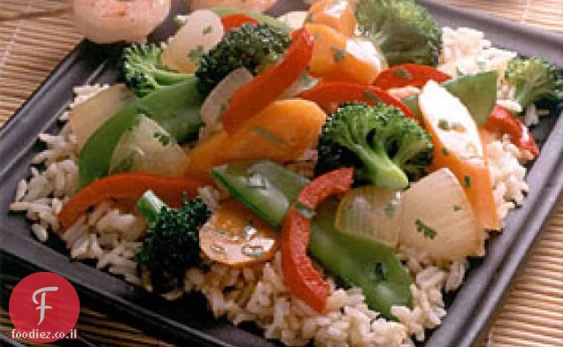 ירקות ג'ינג'ר על אורז חום