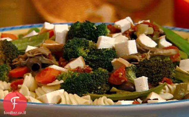 ספירלות פסטה עם ירקות מוקפצים, זיתים ומוצרלה מעושנת