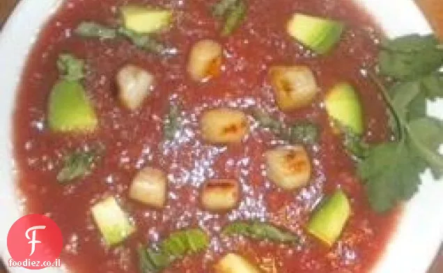 מרק עגבניות צונן עם צדפות צרובות, אבוקדו ובזיליקום קרוע
