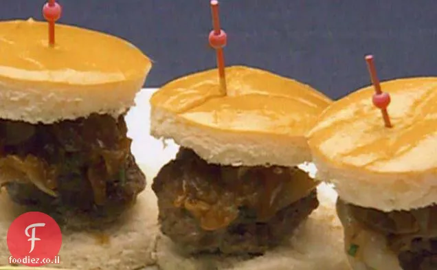 מיני המבורגרים של גבינת קובי בלו עם בצל ציפוליני בהפחתה בלסמית
