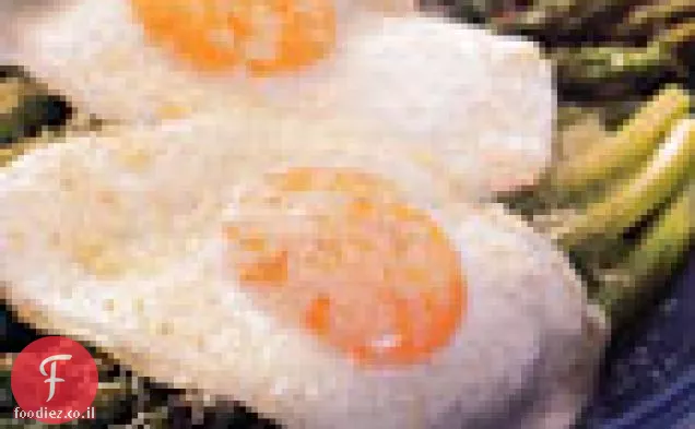 ביצים מטוגנות ואספרגוס עם פרמזן