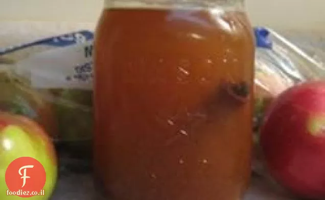 פאי תפוחים בתוך משקה צנצנת