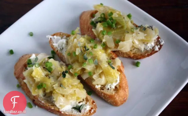 Crostini עם גבינת עיזים וקונפי כרישה