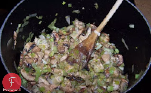 מרק עוף קרמי עם אורז בר, כרישה ופטריות