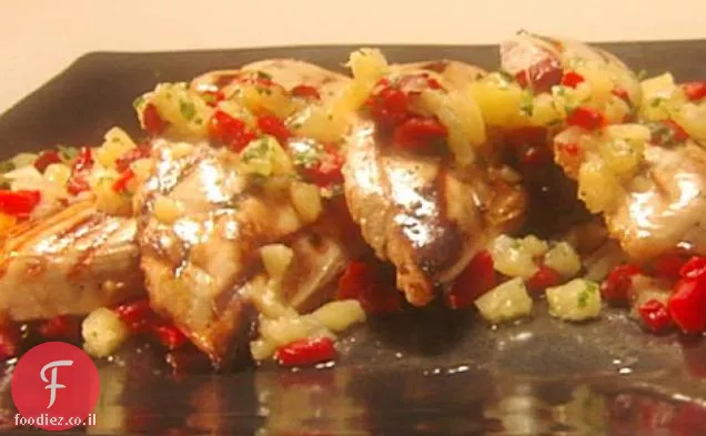 יוגורט חזה עוף בגריל עם סלסה של פלפל אדום צלוי אננס