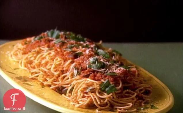 ספגטי עם זיתים ורוטב עגבניות