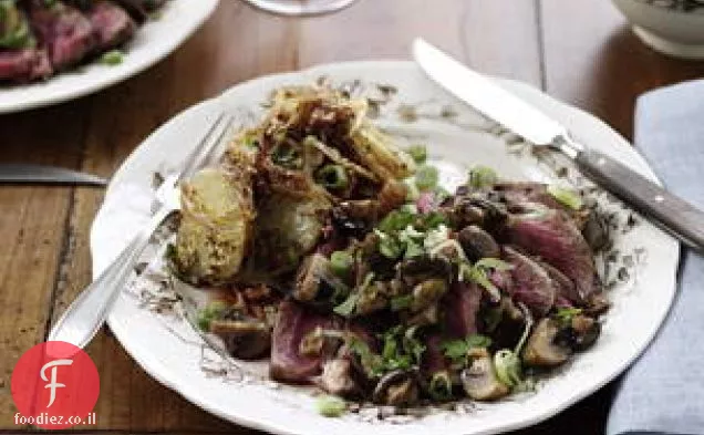סטייק פרוס, פטריות ובצל ירוק עם תפוחי אדמה דיז'ון חמים