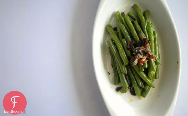 שעועית ירוקה עם בייקון ושאלוט