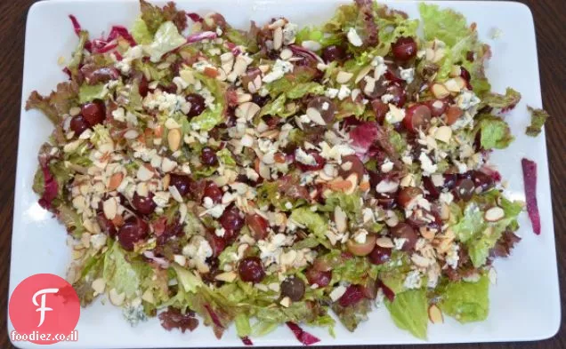 ירקות מעורבים עם ענבים, Gorgonzola (או רוקפור) ושקדים