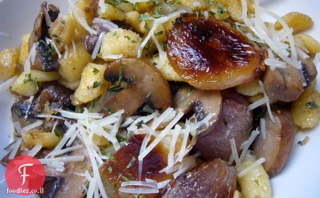 משחימים Spaetzle פריך עם שאלוט קרמל ופטריות