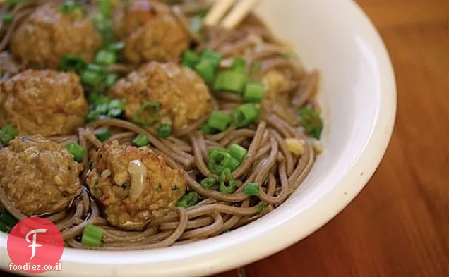 Bgsk Soba אטריות עם כדורי בשר עוף ג'ינג'ר