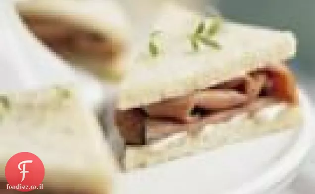 כריכי תה מיונז בשר צלוי וחזרת עם מיונז