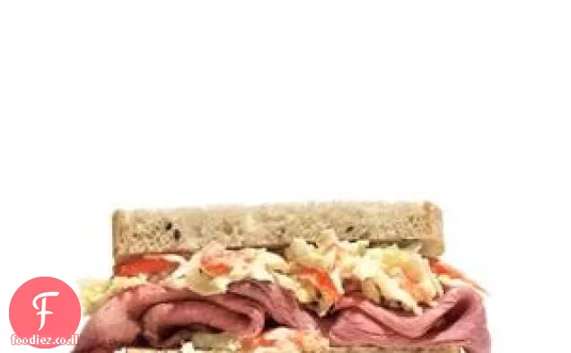 רוסטביף וכריך סלט כרוב עם חזרת.