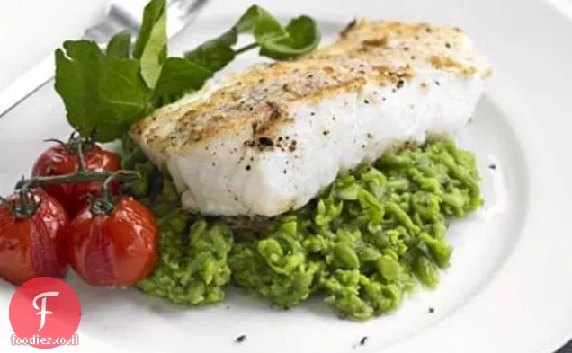 פולאק צרוב עם Purée אפונה & נחלים