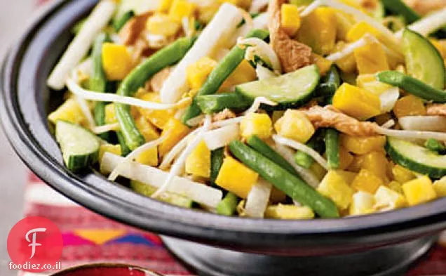 סלט פירות וירקות בהירים (Rojak)