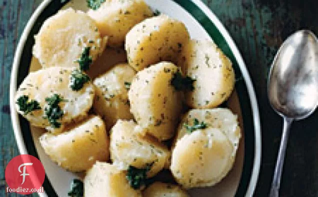 תפוחי אדמה מבושלים עם פטרוזיליה ושמיר