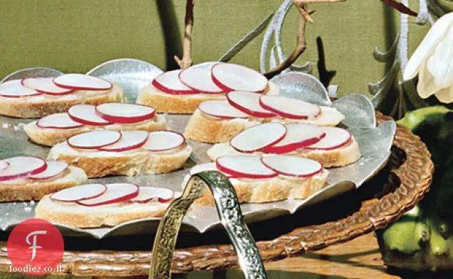 כריכי חמאה וצנון עם פנים פתוחות