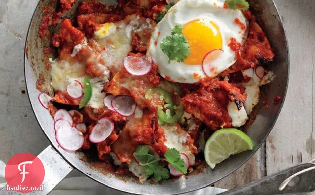 Chilaquiles עם ביצים מטוגנות