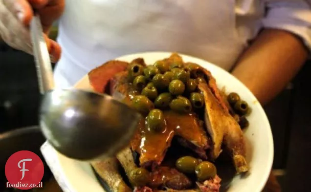 זיתים Canard Aux (ברווז צלוי עם זיתים)