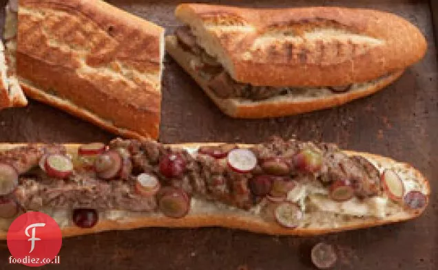 פניני נקניק עם ענבים וגורגונזולה דולצ'ה
