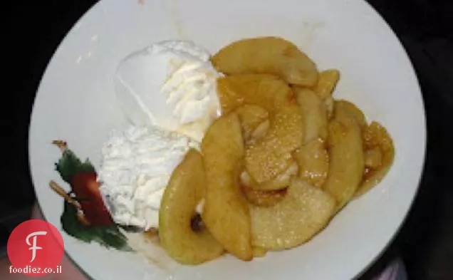 תפוחים מתובלים חמים עם גלידת Dulce De Leche