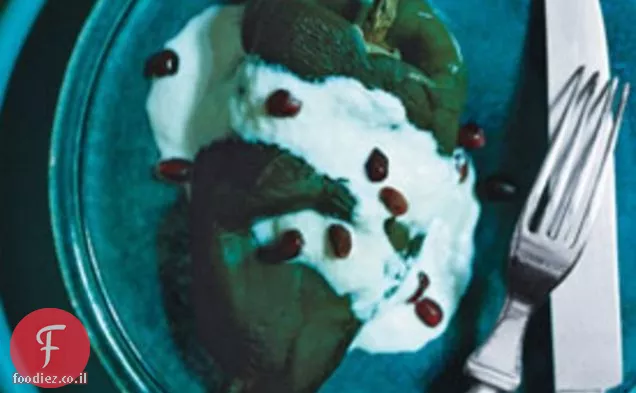 צ'ילי poblano ממולא עם רוטב אגוז וזרעי רימון