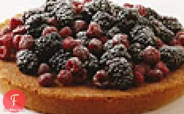 עוגת שקדים עם פירות יער