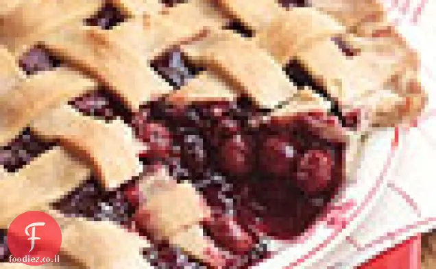 עוגת דובדבנים משולשת מעוטרת בסריג