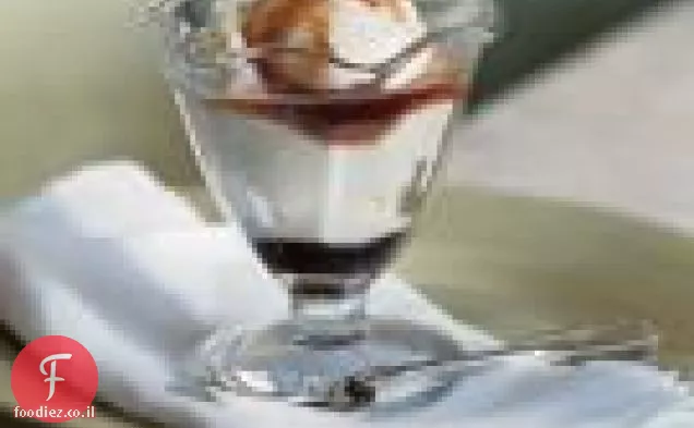 גלידת וניל מסורתית עם סירופ דובדבן בר