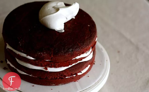 עוגת קטיפה אדומה עם ציפוי לבן רך וקוקוס קלוי