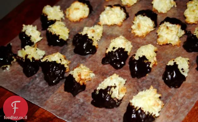 עוגיות קוקוס כתומות טבולות שוקולד