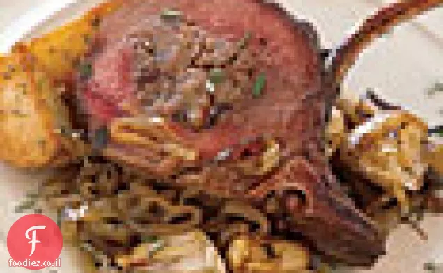 מתלה של בשר צבי ממולא פקאן, דומדמניות, נקניק, ואגסים
